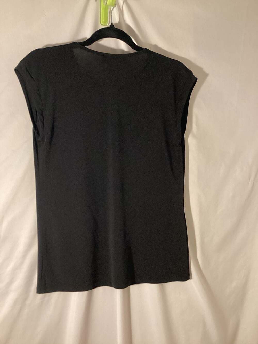 Carmen Marc Valvo Black V-Neck Cap Sleeve Shell Top - Picture 3 of 3